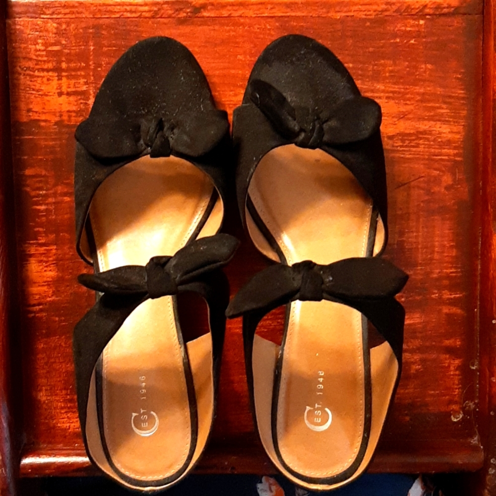 Catos stack heel slip-on with bow details. Sz 11